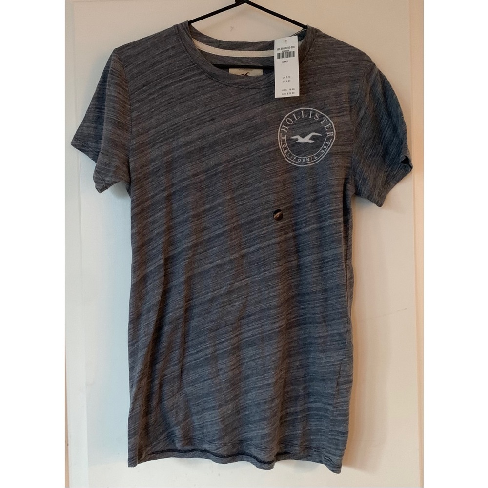 FREE WITH PURCHASE 🖤 NWT Hollister Grey Crew Neck T-Shirt